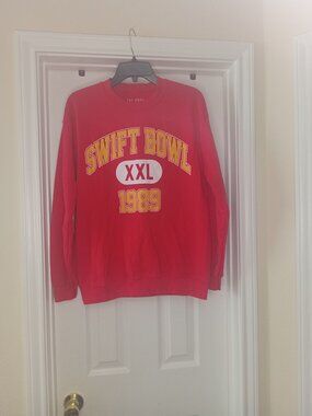 The Shop Forward "Swift Bowl 1989" Red Graphic Crewneck Sweatshirt Medium
